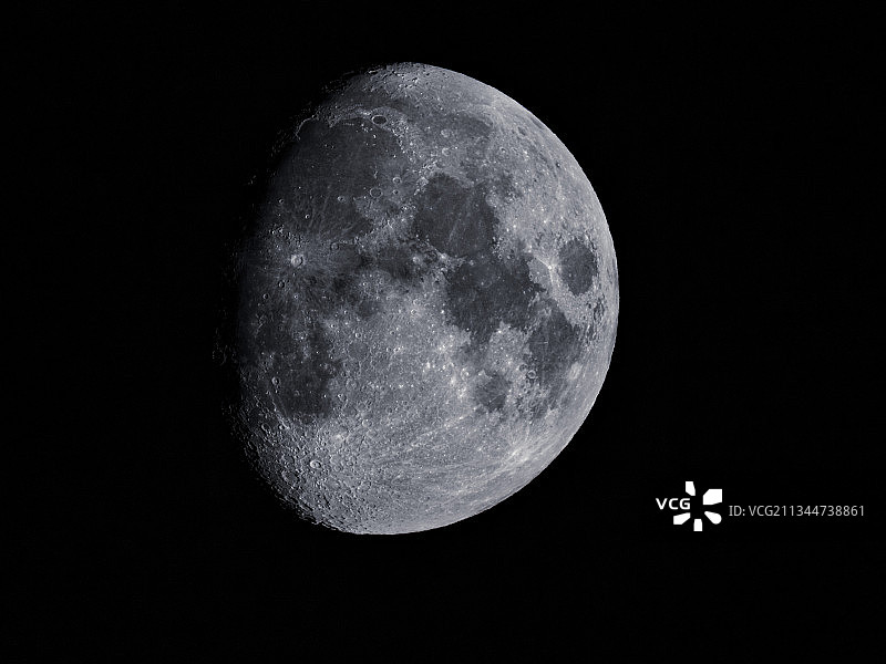 瑞士夜空明月仰视角度图片素材