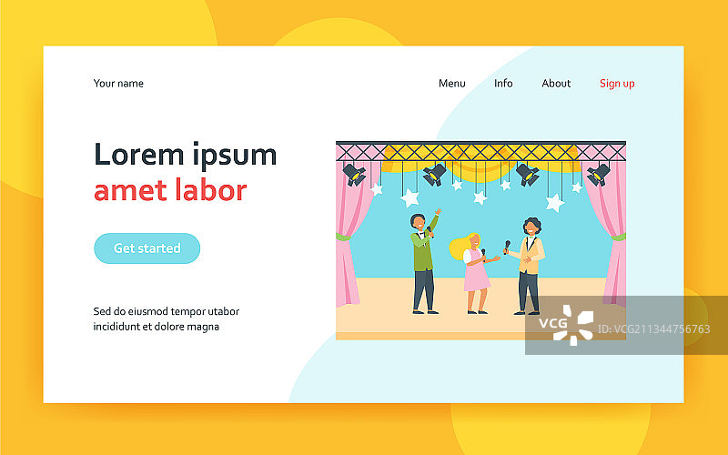 快乐的孩子们拿着麦克风表演图片素材