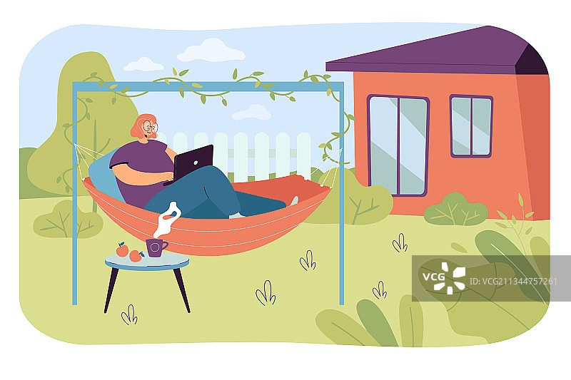 年轻女人在后院吊床上放松图片素材