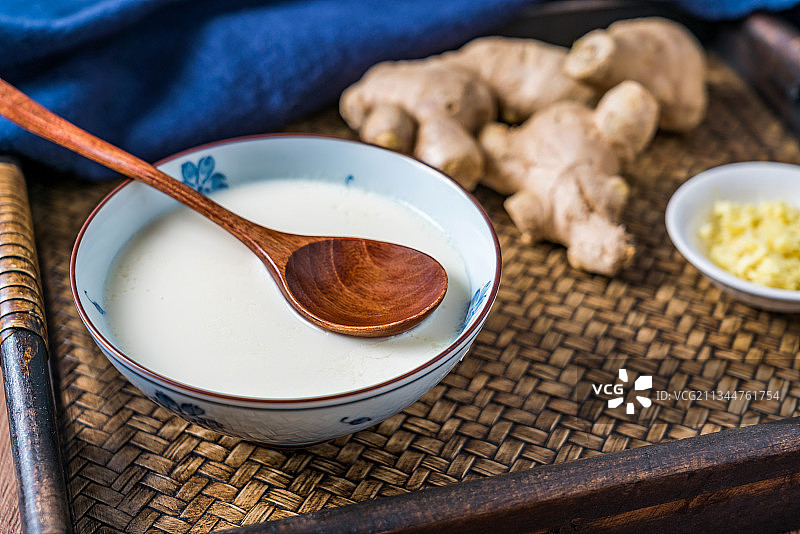 传统广东粤式甜品姜撞奶图片素材