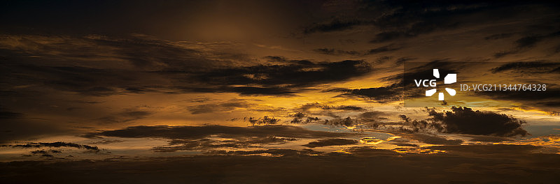 日落时戏剧性天空的低角度视图图片素材