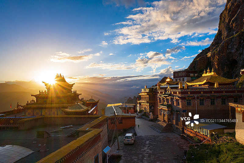 落日余晖下的西藏丁青县孜珠寺金顶图片素材