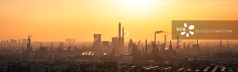 金色阳光下的油厂图片素材