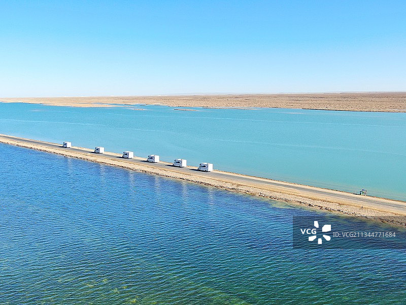 G315国道横穿双色湖——西台吉乃尔湖图片素材