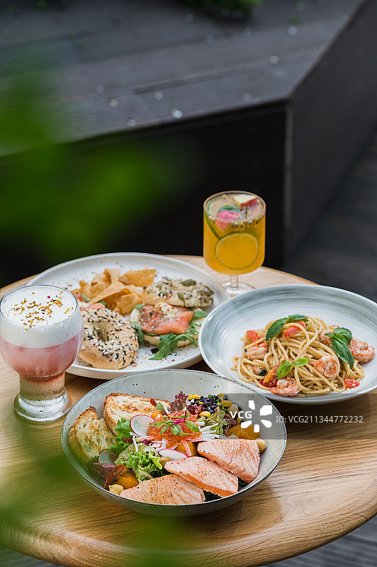 阳光下的午餐图片素材