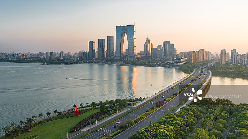 夏日午后的金鸡湖大桥图片素材