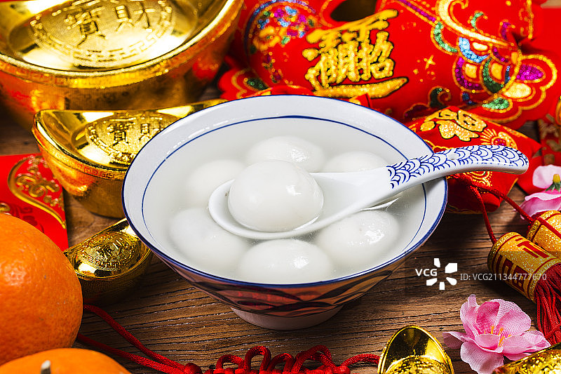 中国传统节日-元宵吃汤圆图片素材