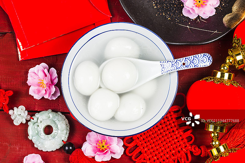 中国传统节日-元宵吃汤圆图片素材