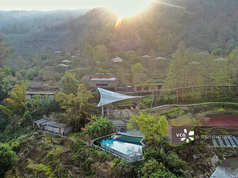 红河哈尼梯田之畔石头寨野奢帐篷营地——康藤.红河谷帐篷营地图片素材