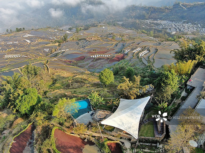 红河哈尼梯田之畔石头寨野奢帐篷营地——康藤.红河谷帐篷营地图片素材
