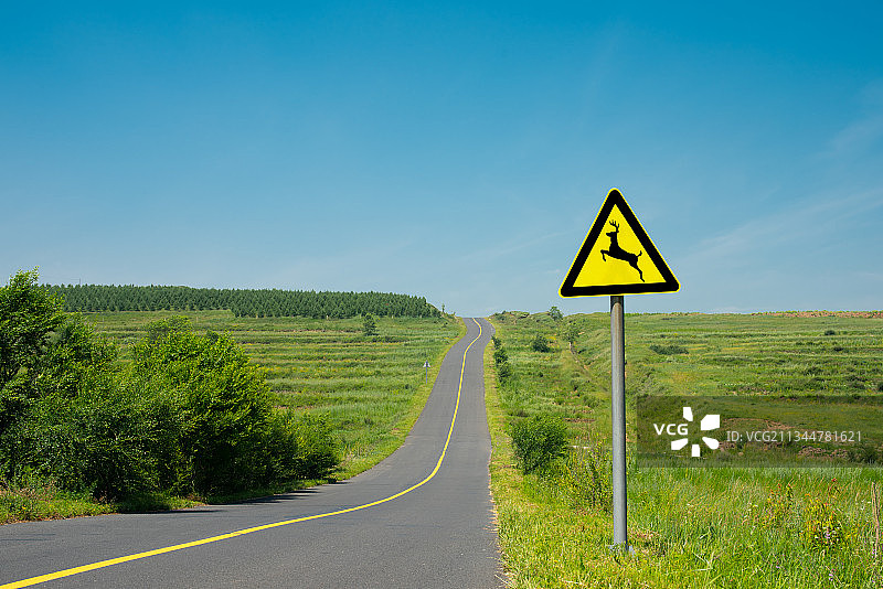 草原公路，交通标志图片素材