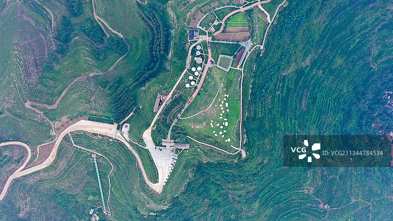 航拍山东省临沂市沂蒙山世界地质公园崮上草原夏季风景图片素材