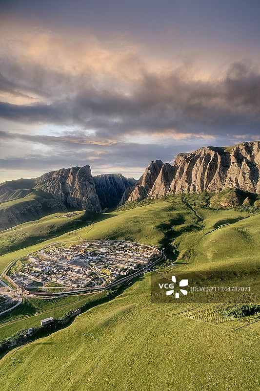 甘肃省甘南藏族自治州甘加秘境白石崖傍晚航拍全景图片素材