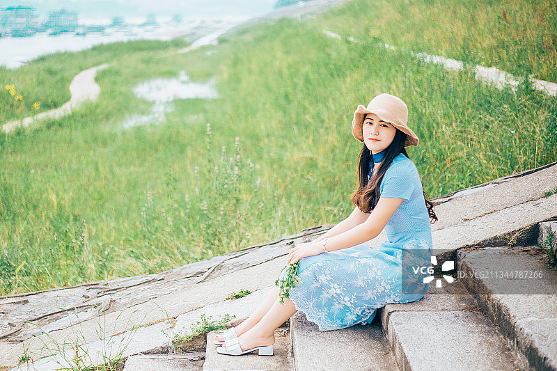 东方美女穿着连衣裙遮阳帽旅行度假图片素材