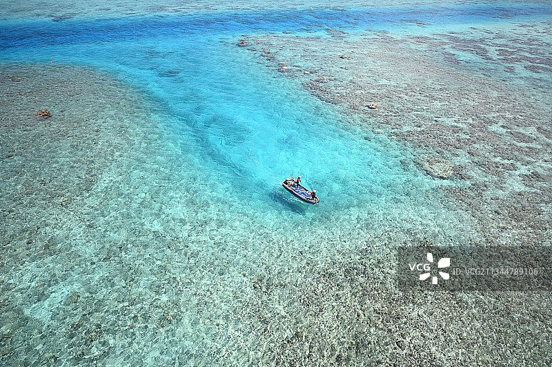 西沙群岛北礁灯塔眺望渔民图片素材