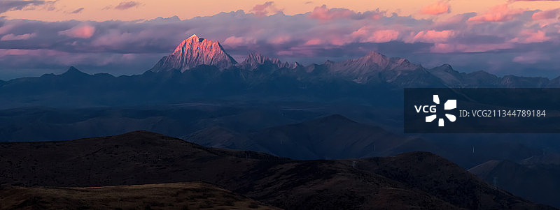 新都桥高尔寺山黑石城遥望雅拉神山图片素材