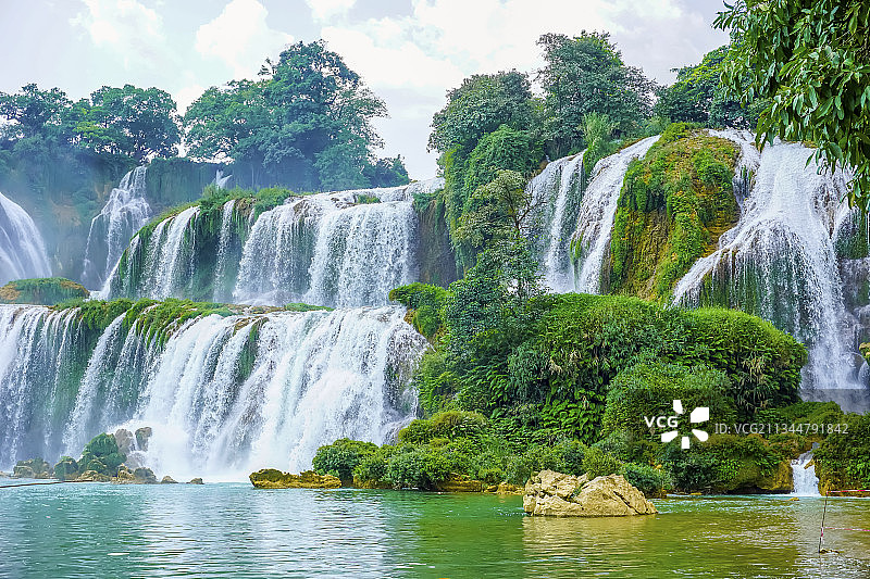 户外瀑布自然风景全景图图片素材