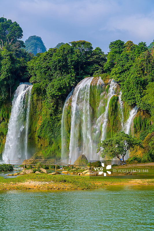 户外瀑布自然风景全景图图片素材