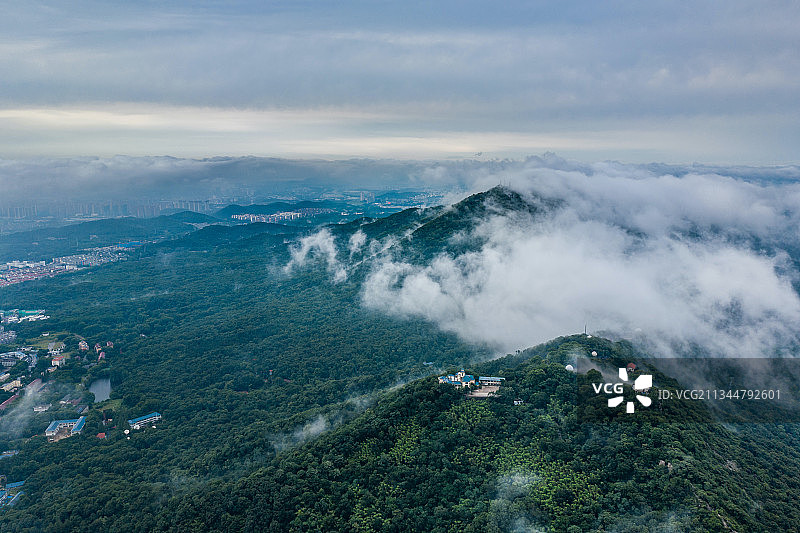 南京紫金山在云雾包围中图片素材