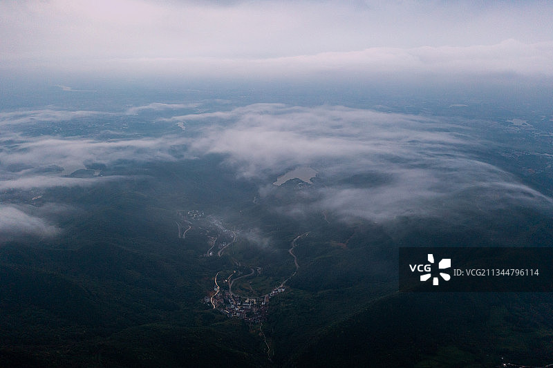 云雾中的金华北山风景区观景台远眺金华市区图片素材