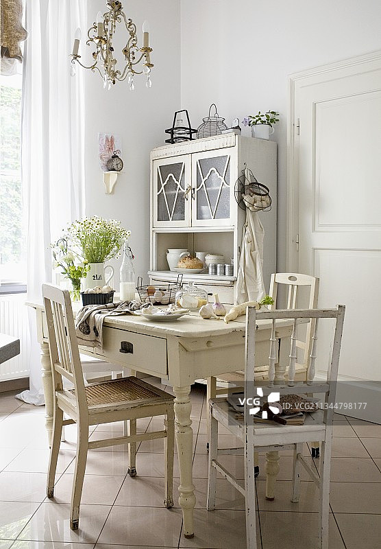 乡村风格餐区：白色椅子和餐具柜图片素材