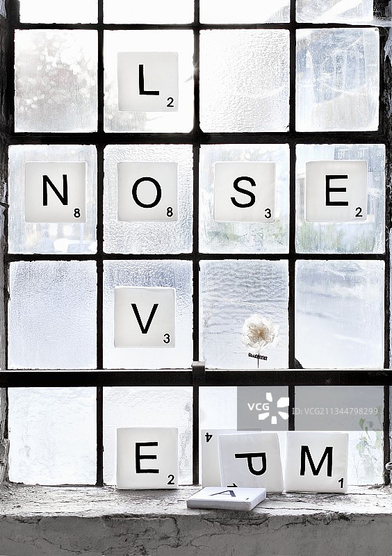 装饰窗户的带有黑色字母的白色泡沫拼字方块图片素材