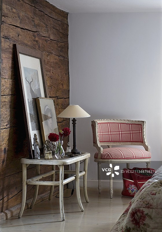 乡村风格房间一角，木墙、台灯和框架画，洛可可风格扶手椅图片素材