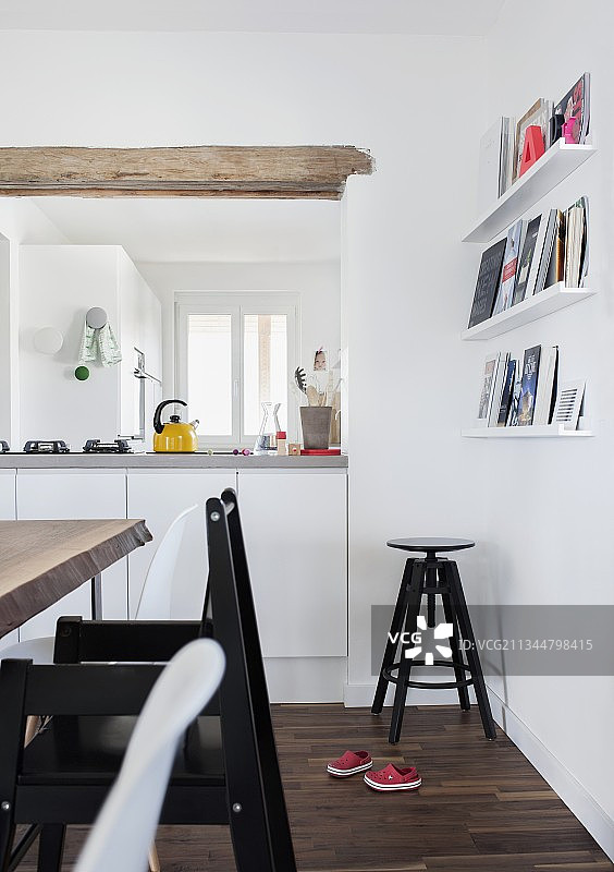 现代白色内饰：黑色儿童椅、桌子和旧转椅图片素材