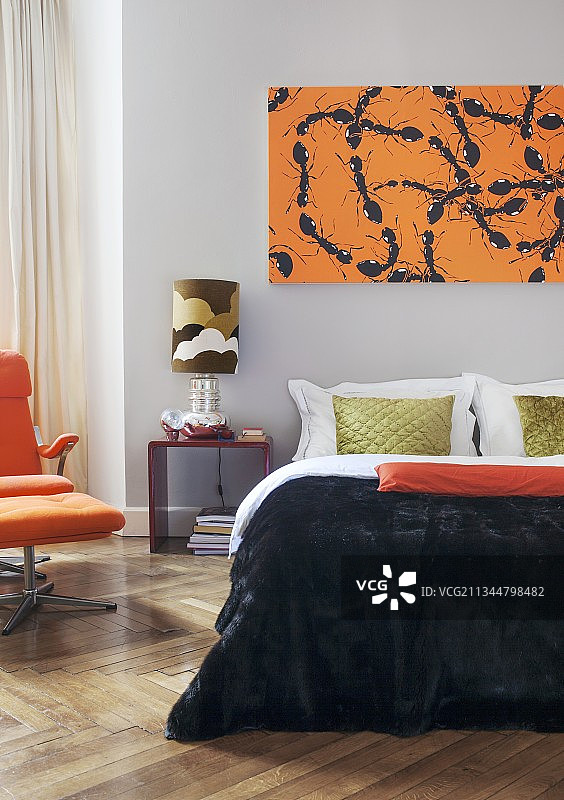 蚂蚁的现代丝网印刷图案，位于优雅双人床旁，旁边是70年代的复古台灯和扶手椅图片素材