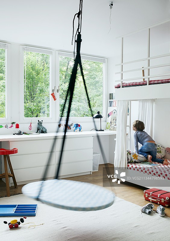 儿童卧室：秋千、双层床与花园窗景图片素材