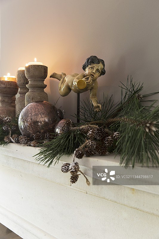 节日装饰：小天使摆件与木制烛台图片素材
