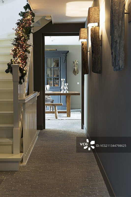 走廊装饰着节日气氛的栏杆，透过敞开的门可以看到用餐区图片素材