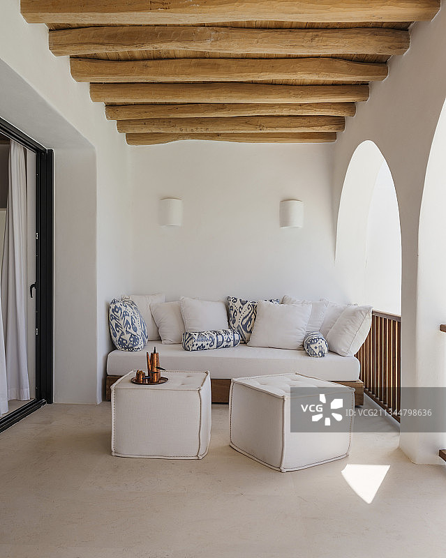 地中海凉廊拱廊中的沙发和蒲团图片素材