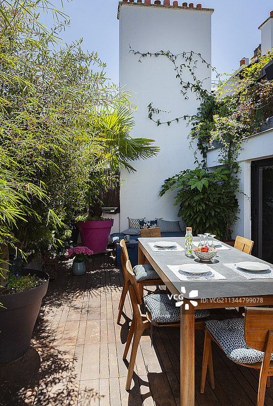 屋顶花园上的餐桌图片素材