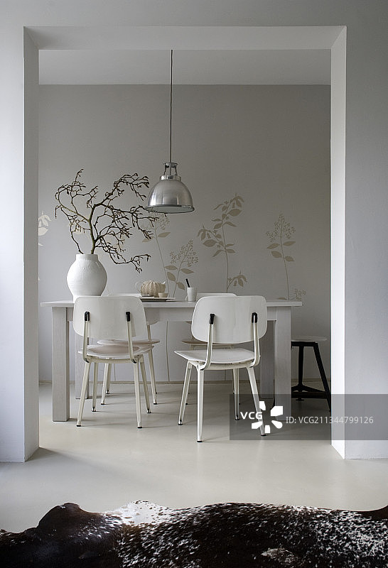通往冬季餐厅的门口，配有白色复古椅子图片素材