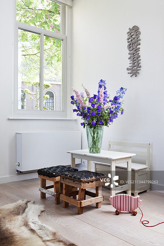 儿童桌上的飞燕草花瓶图片素材