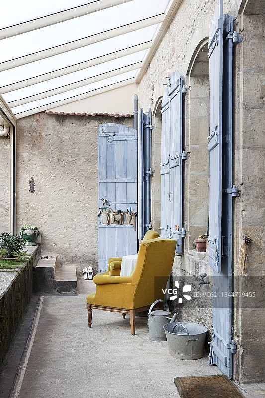 地中海乡村房屋带屋顶露台上赭黄色的扶手椅图片素材