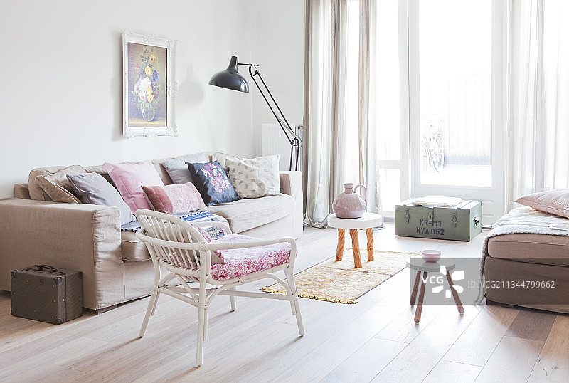 沙发和藤椅上的彩色靠垫合集图片素材