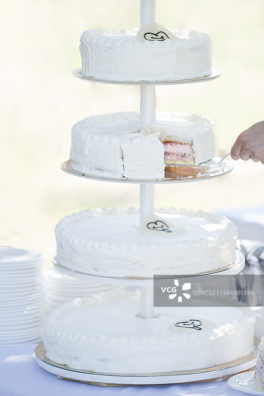 四层白色婚礼蛋糕图片素材