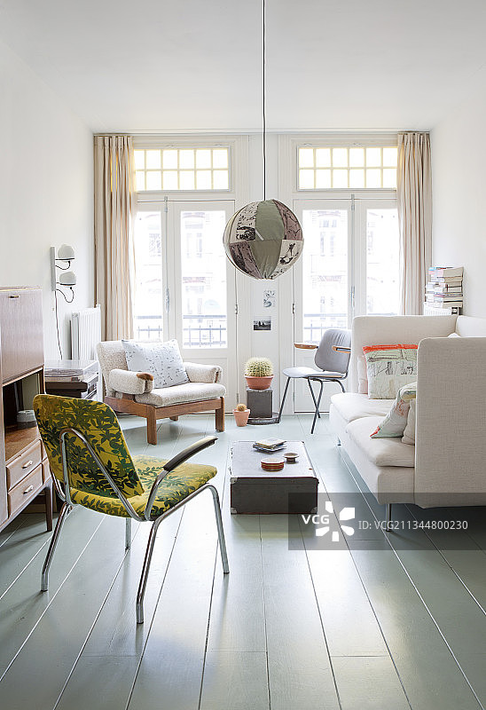 具有复古氛围的明亮客厅图片素材