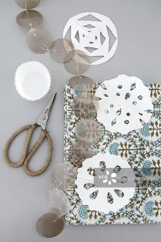 剪纸装饰和卡皮兹贝壳花环图片素材