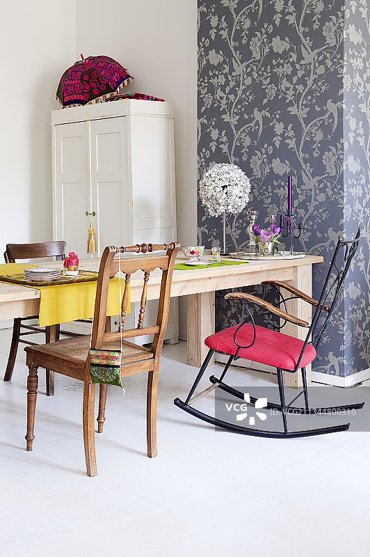 实木桌子、古董木椅和摇椅图片素材