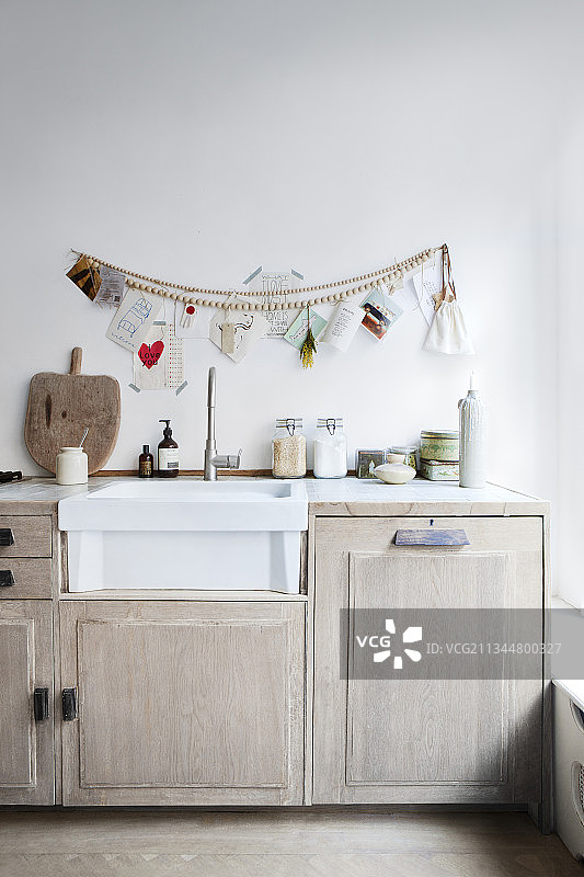 厨房水槽上方的木质珍珠项链和贺卡图片素材