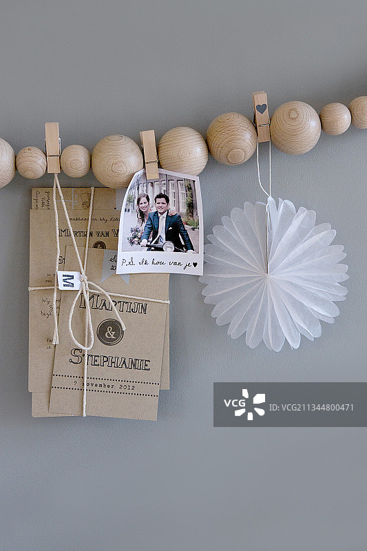 用木珠和衣夹制作的DIY花环作为情绪板图片素材