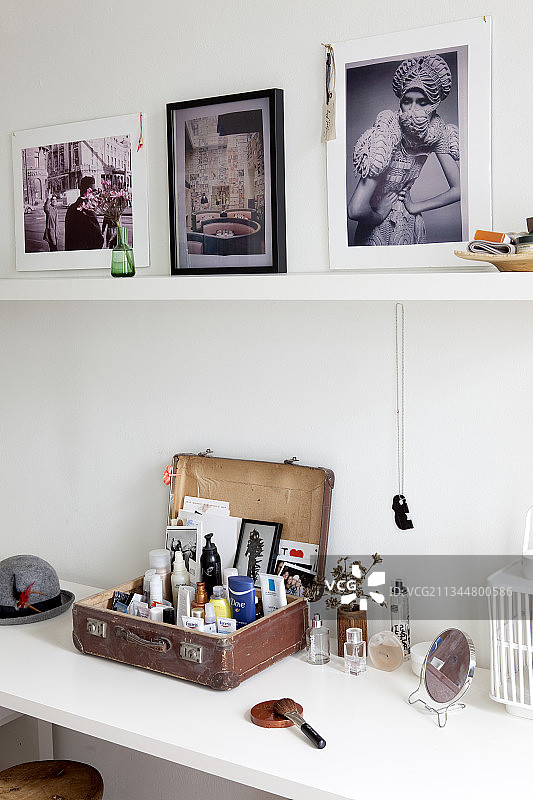 梳妆台上的复古化妆箱和照片图片素材