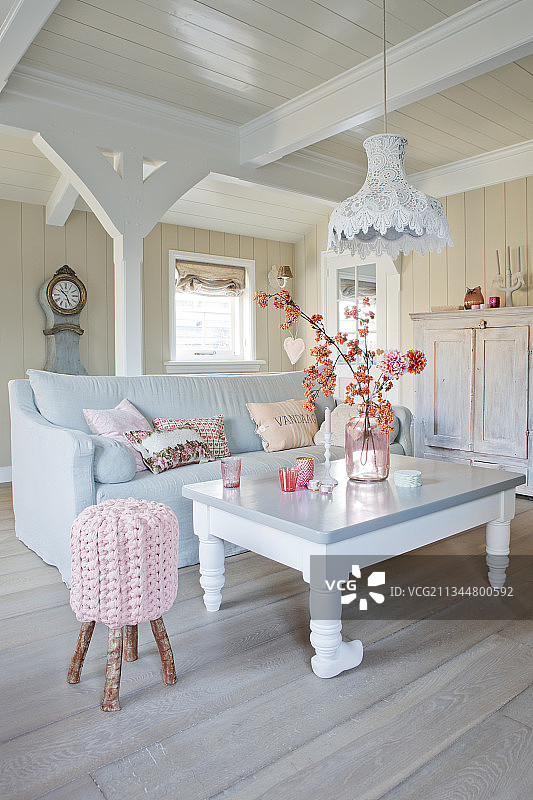 白色、灰色和米色调的乡村客厅，带有浪漫的粉色点缀图片素材
