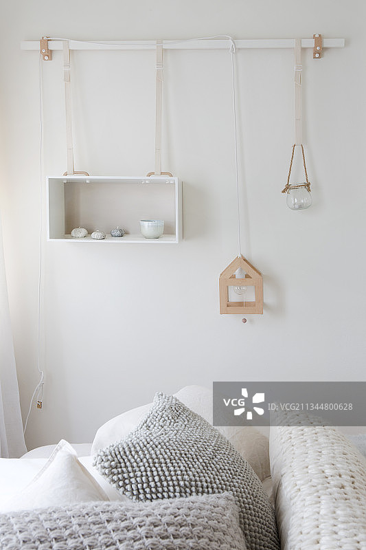 墙上的杆子，挂着一个盒子作为架子和装饰品图片素材