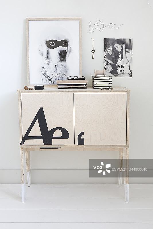 书柜上的黑白照片下的书籍图片素材