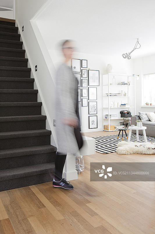 从楼梯底部看黑白装饰的客厅图片素材