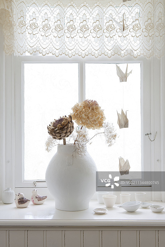 窗台上的干花瓶图片素材